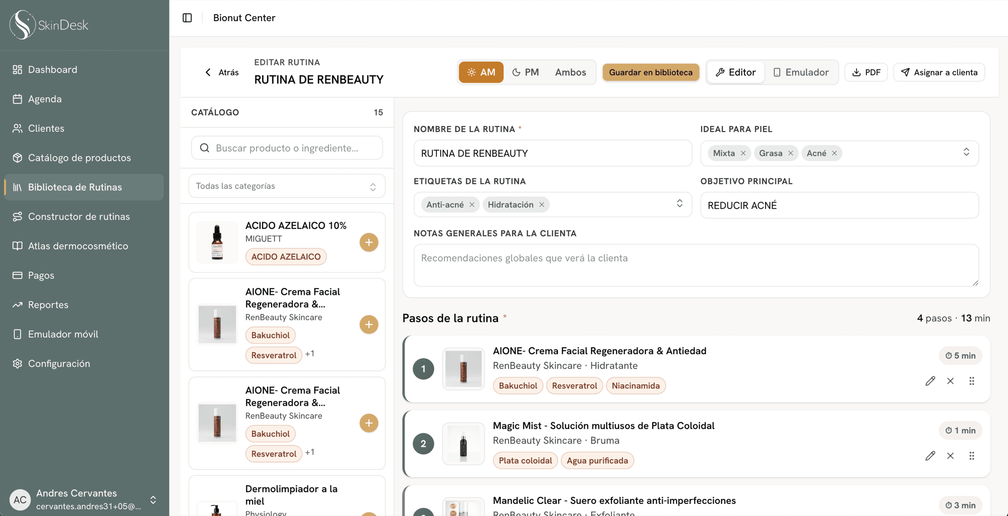 Constructor de rutinas de SkinDesk: rutina AM con productos del catálogo, pasos ordenados con foto de producto, activos y minutos por paso